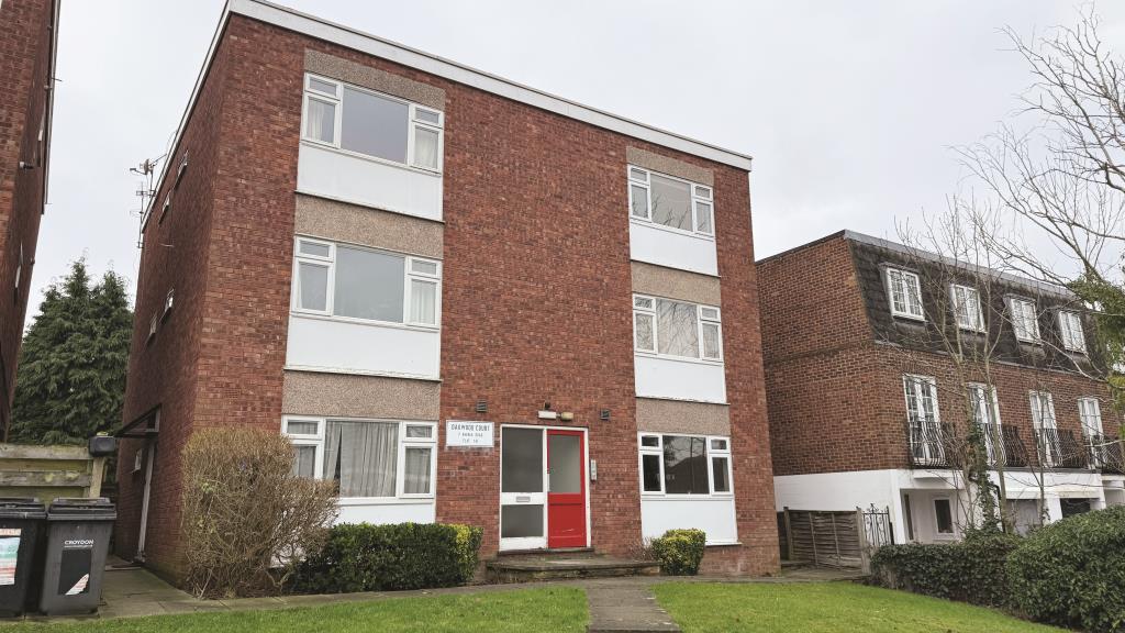Lot: 144 - INVESTMENT FLAT IN POPULAR LONDON SUBURB - External image of building from street